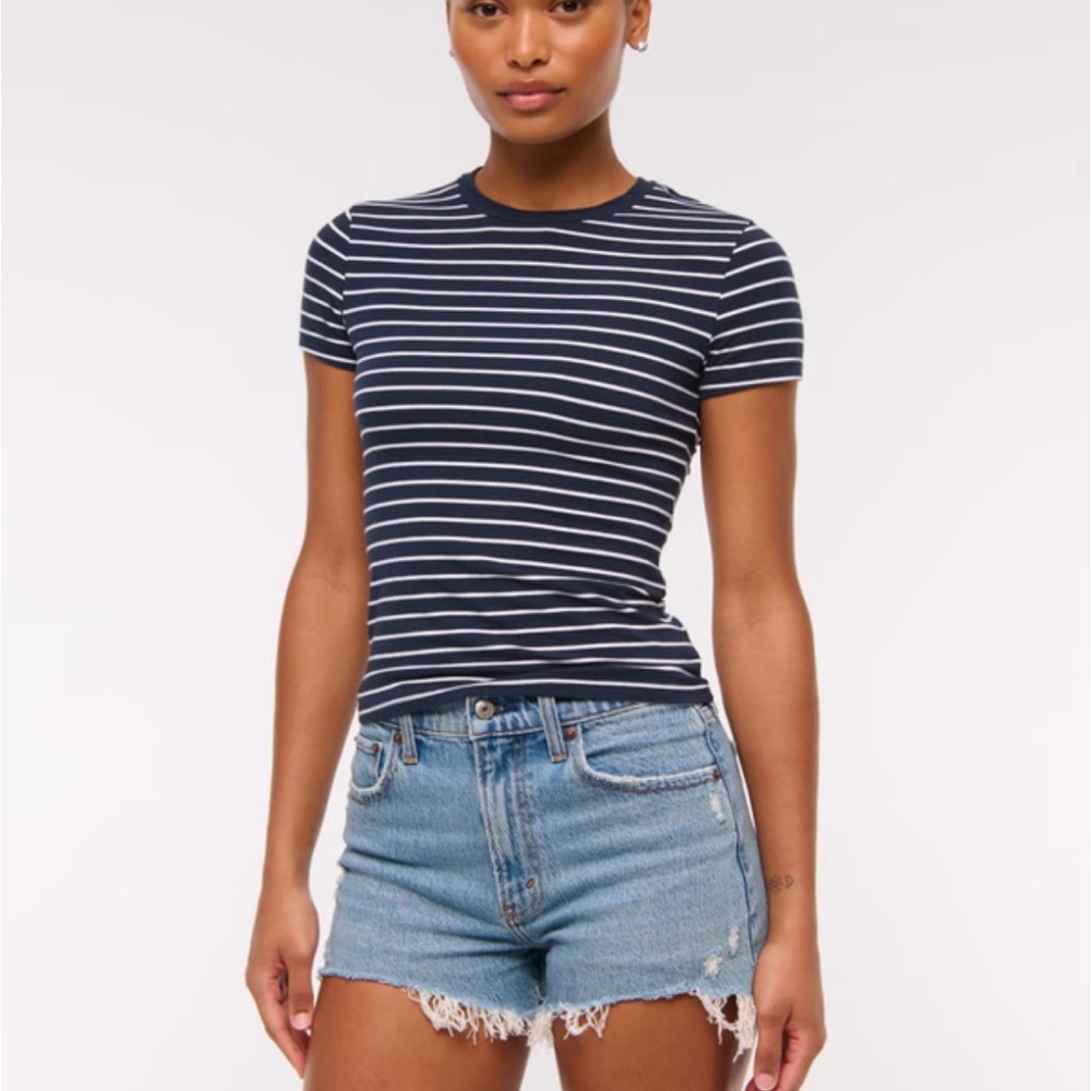 Abercrombie & Fitch High Rise Mom Short Curve Love Medium Wash